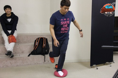 밸런스 운동하는 김사율 선수